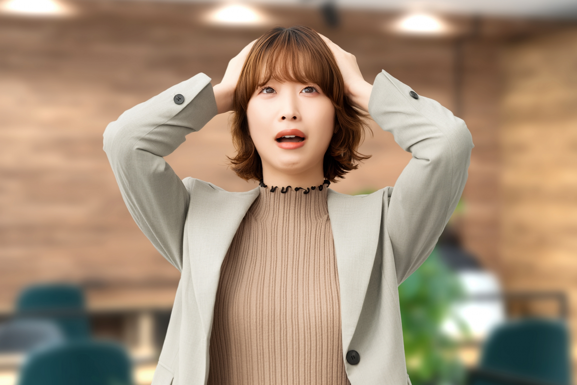 オフィスで頭を抱えてパニックになる女性