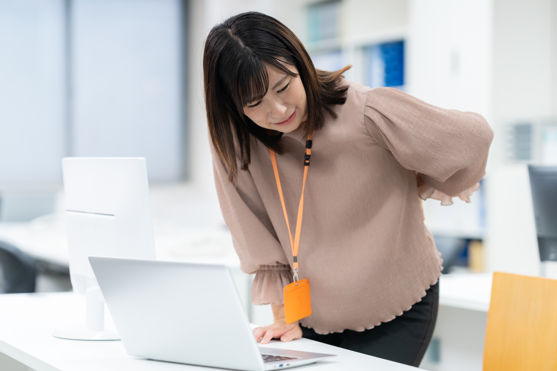 オフィスで疲れを感じている女性