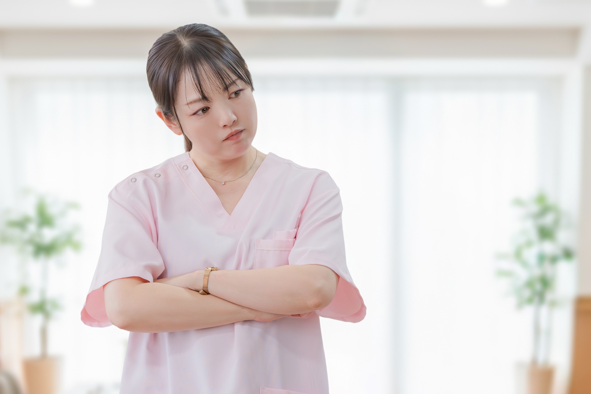 腕組みをして不満そうな女性