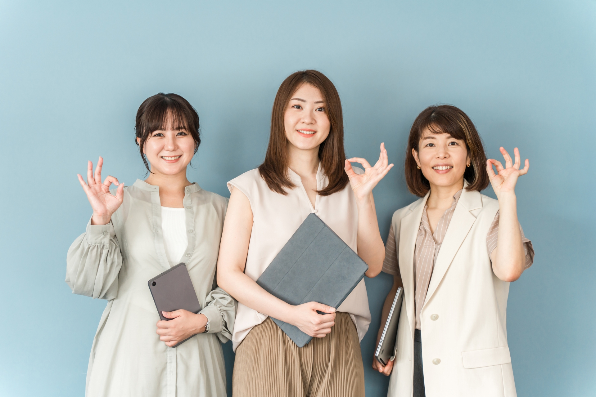 OKサインを出す3人の女性