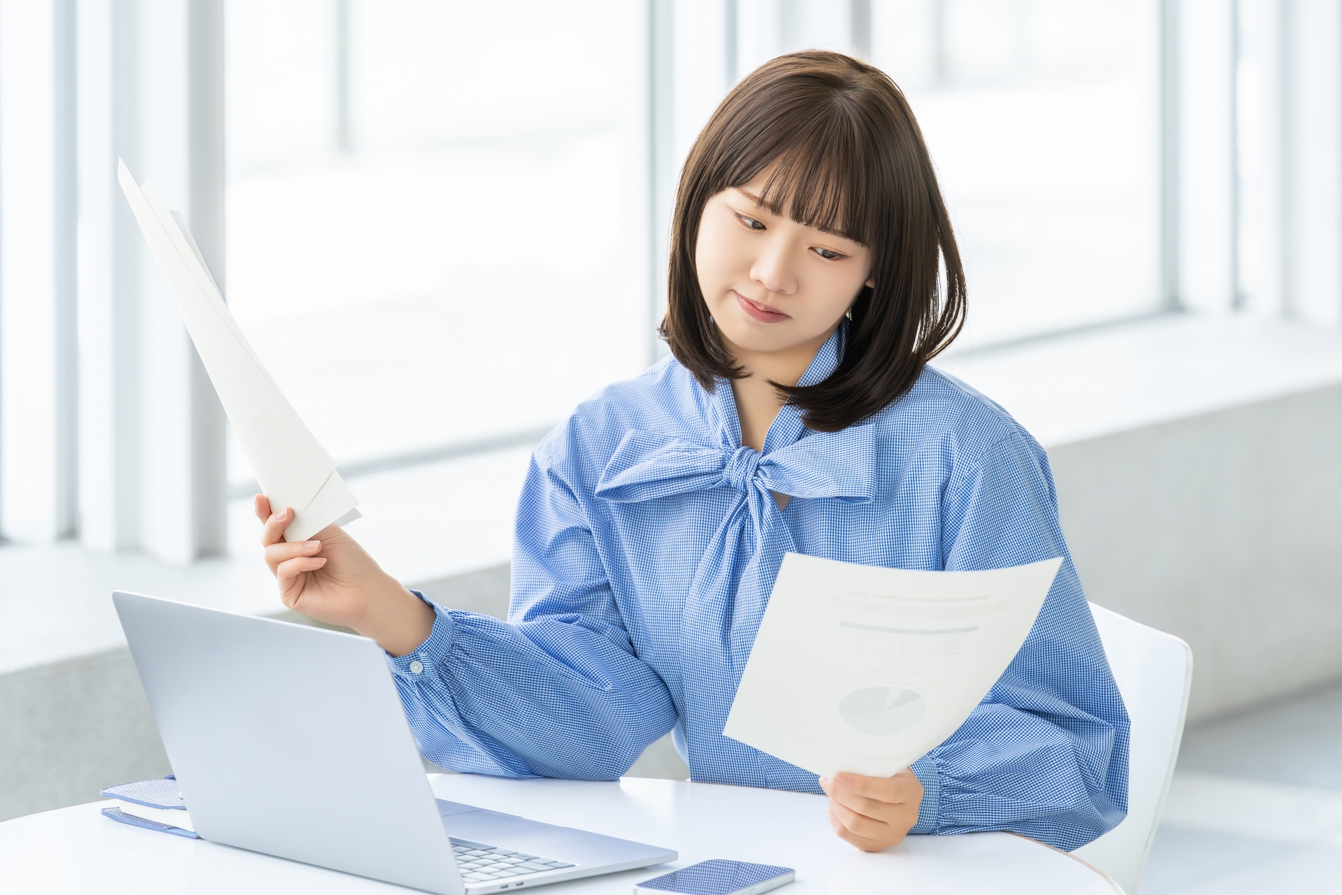 書類を確認する女性