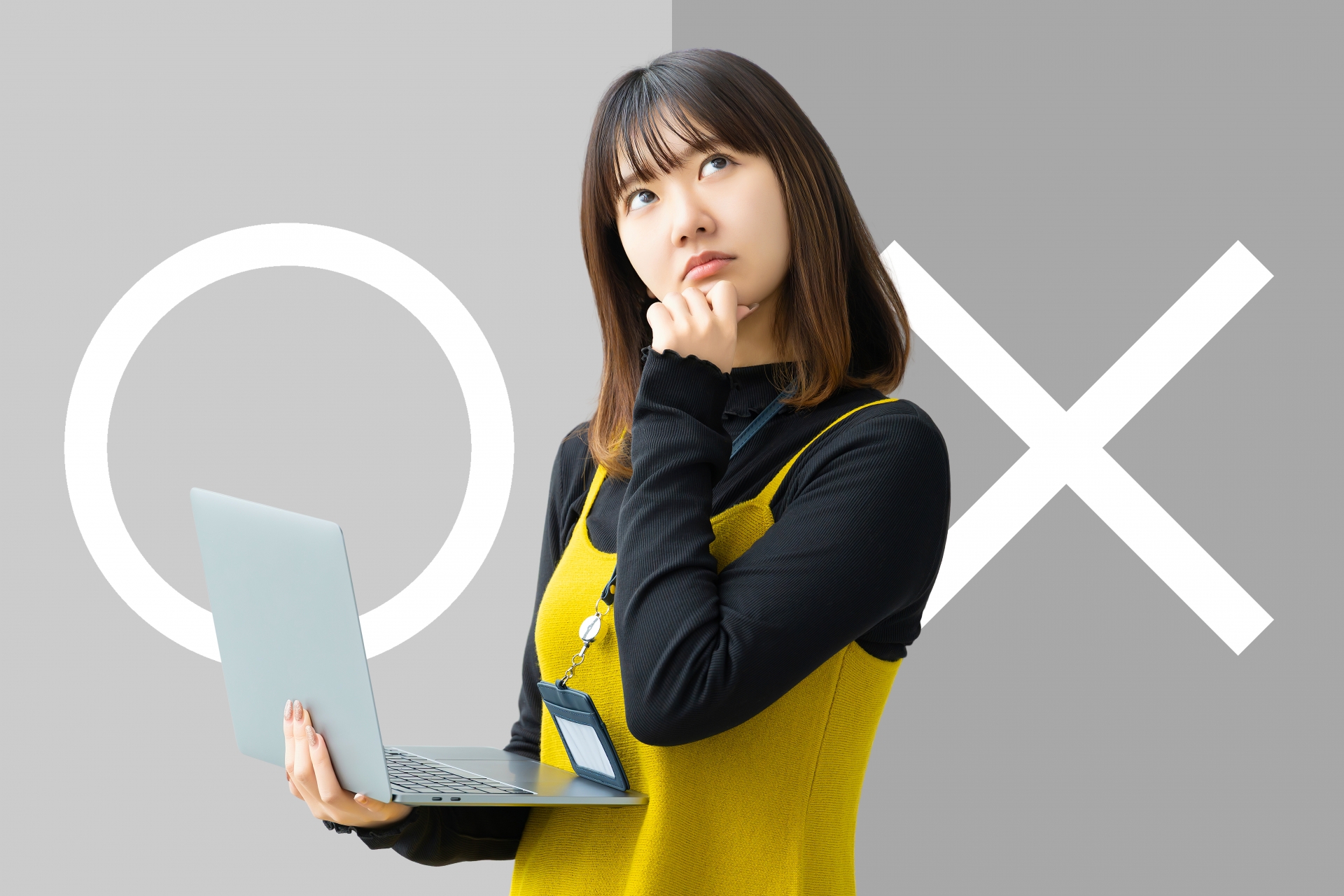 OとXの前でパソコンを持ち悩む女性