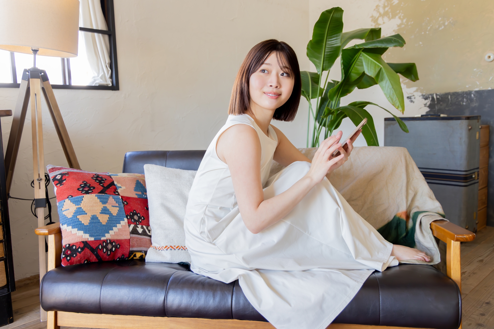 ソファでくつろぐ女性