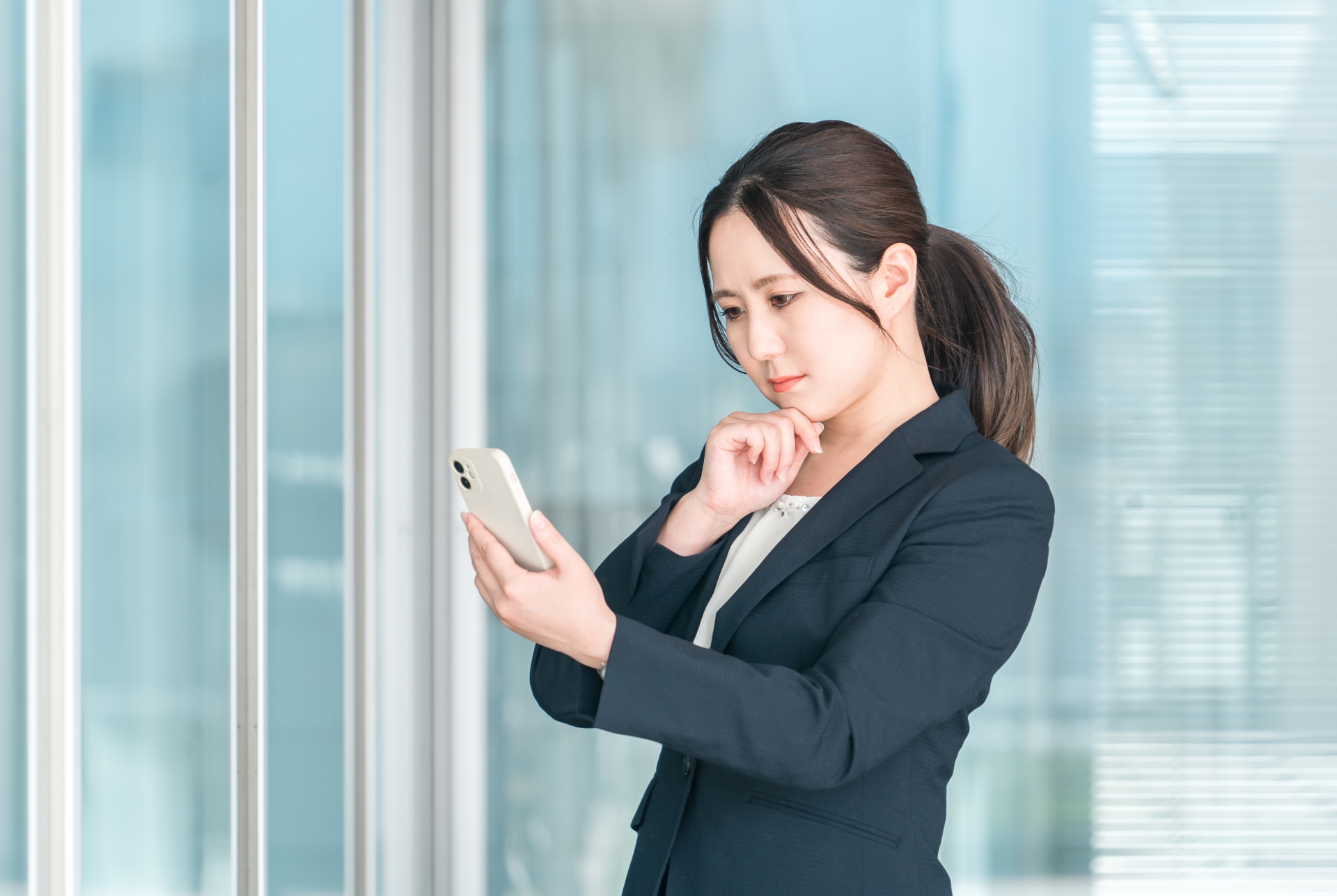 スマホで情報を調べる女性