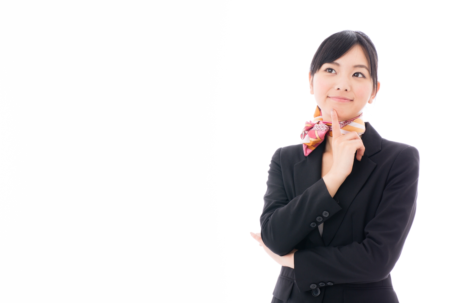 スーツ姿で考え込む女性