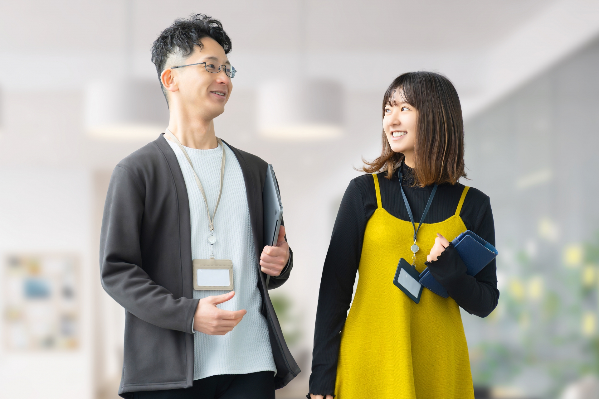 職場で同僚と会話する男女